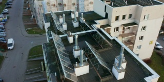 飞过安装在公寓楼屋顶上的太阳能电池板。