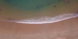 风平浪静的一天，从空中俯瞰阿卡普尔科海滩上的海浪