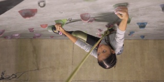 年轻的印尼青少年攀岩运动员爬墙