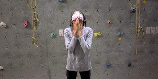 青少年攀岩运动员热身伸展室内健身房