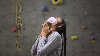 青少年攀岩运动员热身伸展室内健身房视频素材模板下载