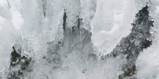 来自融化的冰川的新鲜清澈的流水