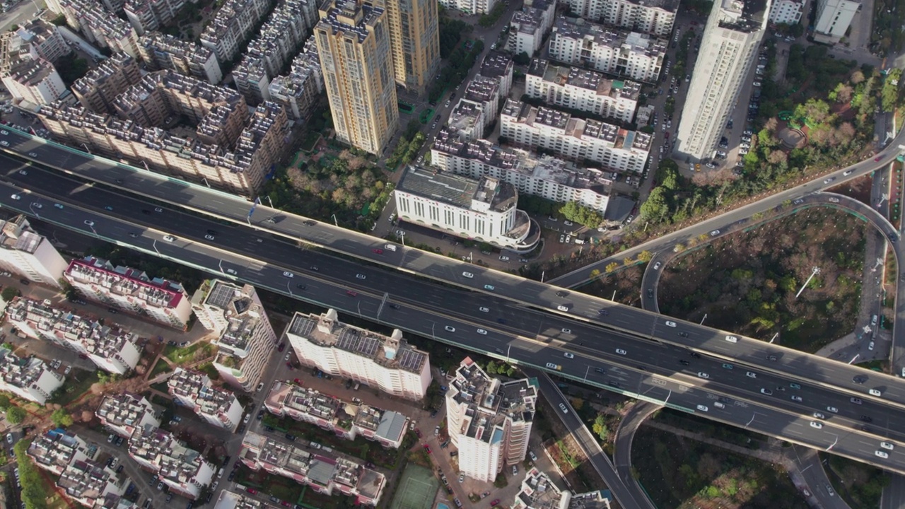 中国云南昆明四环高架立交桥上的交通流