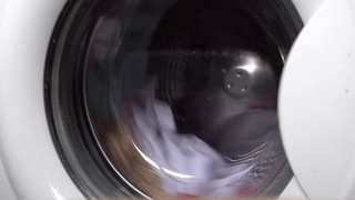滚筒与洗衣机里的东西一起旋转视频素材模板下载