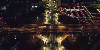 中国云南昆明，夜晚摩天大楼下的红绿灯