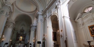那不勒斯——蒙特桑托圣玛丽亚教堂的内部概况