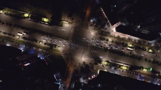 中国云南昆明高架立交桥上夜晚的红绿灯视频素材模板下载