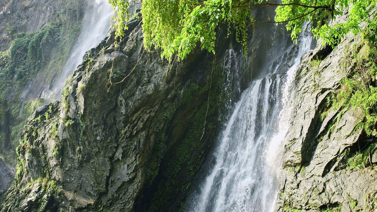 美丽的热带自然雨林，在klonlan国家公园的klonlan瀑布，美丽的瀑布和岩石在柬蓬佩省，泰国。