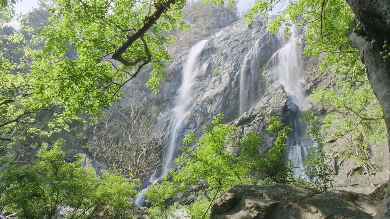 美丽的热带自然雨林，在klonlan国家公园的klonlan瀑布，美丽的瀑布和岩石在柬蓬佩省，泰国。