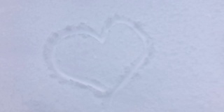 手绘的心脏形状在雪域背景