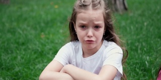 可爱的学龄前小女孩在哭。难过不开心的孩子。额外的慢动作