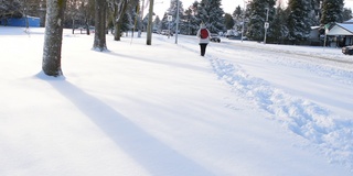 雪中行走的女人。