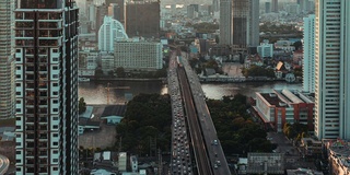 曼谷的城市景观和铁路轨道之间的建筑在日出时间，泰国