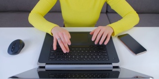 在笔记本电脑上打字的女人。自由作家的人在笔记本电脑在特写广角视频工作。专业自由职业者在家里进行远程工作在4k库存素材的锁定