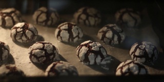 在烤箱中制作巧克力糖霜饼干的延时视频