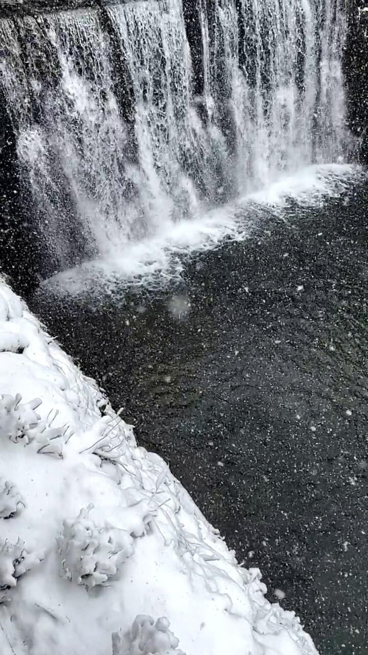 降雪和瀑布的慢镜头
