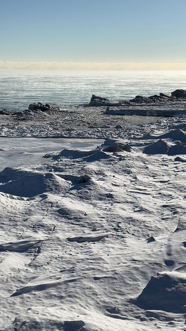 密歇根湖海滩零下的冬季早晨