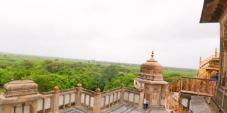 历史宫殿和美丽建筑的Arial视图。宫殿被绿色的森林覆盖。印度古代建筑。在库奇的Vijayvilas宫殿，古吉拉特邦，Inda