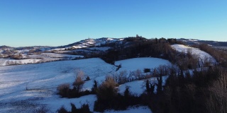 鸟瞰图，意大利乡村在冬天下雪。