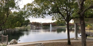 美丽的一天，在公园与宁静的湖景