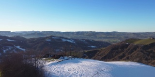 鸟瞰图，意大利乡村在冬天覆盖着小雪