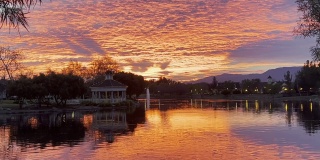 美丽的日出或日落在收获湖公园