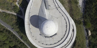 在山顶天文台拍摄的“双偏振多普勒天气雷达”航拍图