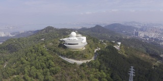 在山顶天文台拍摄的“双偏振多普勒天气雷达”航拍图