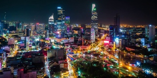 胡志明市，又名西贡，越南，显示高峰时段的交通和金融区的地标性建筑