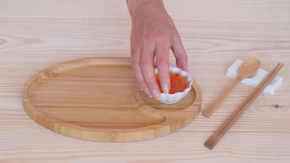 糖醋酱、菜、勺和竹筷。视频素材模板下载