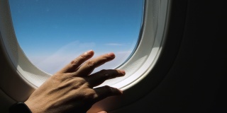 靠近手做手指敲窗户，恐惧的情绪的飞机飞行