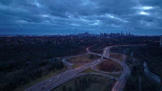 鸟瞰多伦多冬谷公园路(DVP)，背景是多伦多市中心。视频素材模板下载
