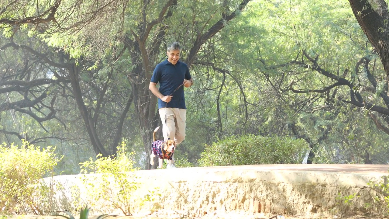 带着宠物狗在公园慢跑