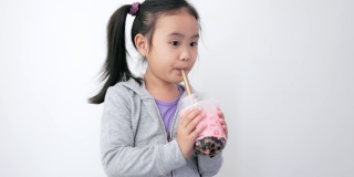 亚洲女孩用吸管喝饮料。