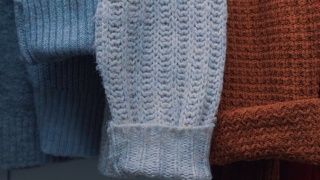 秋天的概念。女手把枫叶做成心形放在舒适暖和的毛衣上。针织羊毛衫和马海毛毛衣。Hygge风格视频素材模板下载