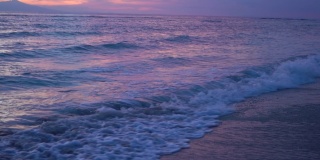 水波上五彩斑斓的倒影，享受日落和自然宁静的海滨旅游目的地