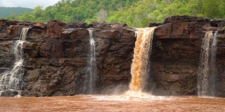 慢镜头拍摄的吉拉瀑布从印度古吉拉特邦当区萨普特拉附近的瓦格海悬崖上落下。吉拉瀑布从安比卡河上瀑布而下。