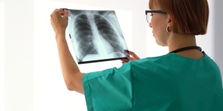 医生专业放射科检查，分析肺X线片。Spbas女人研究形象。电晕