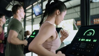 健康的年轻亚洲女性正在跑步机上跑步。视频素材模板下载