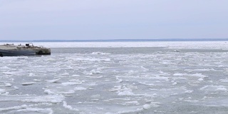 冰冻的亚速海。冬天。Bilosaray编织。渔船。
