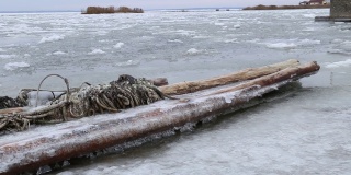 冰冻的亚速海。冬天。Bilosaray编织。渔船。