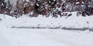 带雪链的汽车行驶在冰雪覆盖的道路上