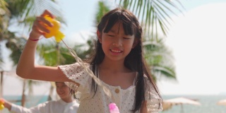 亚洲女婴吹肥皂泡