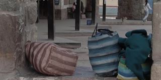 在阿根廷Jujuy省Tilcara的公交终点站，一名失业人员的袋子。