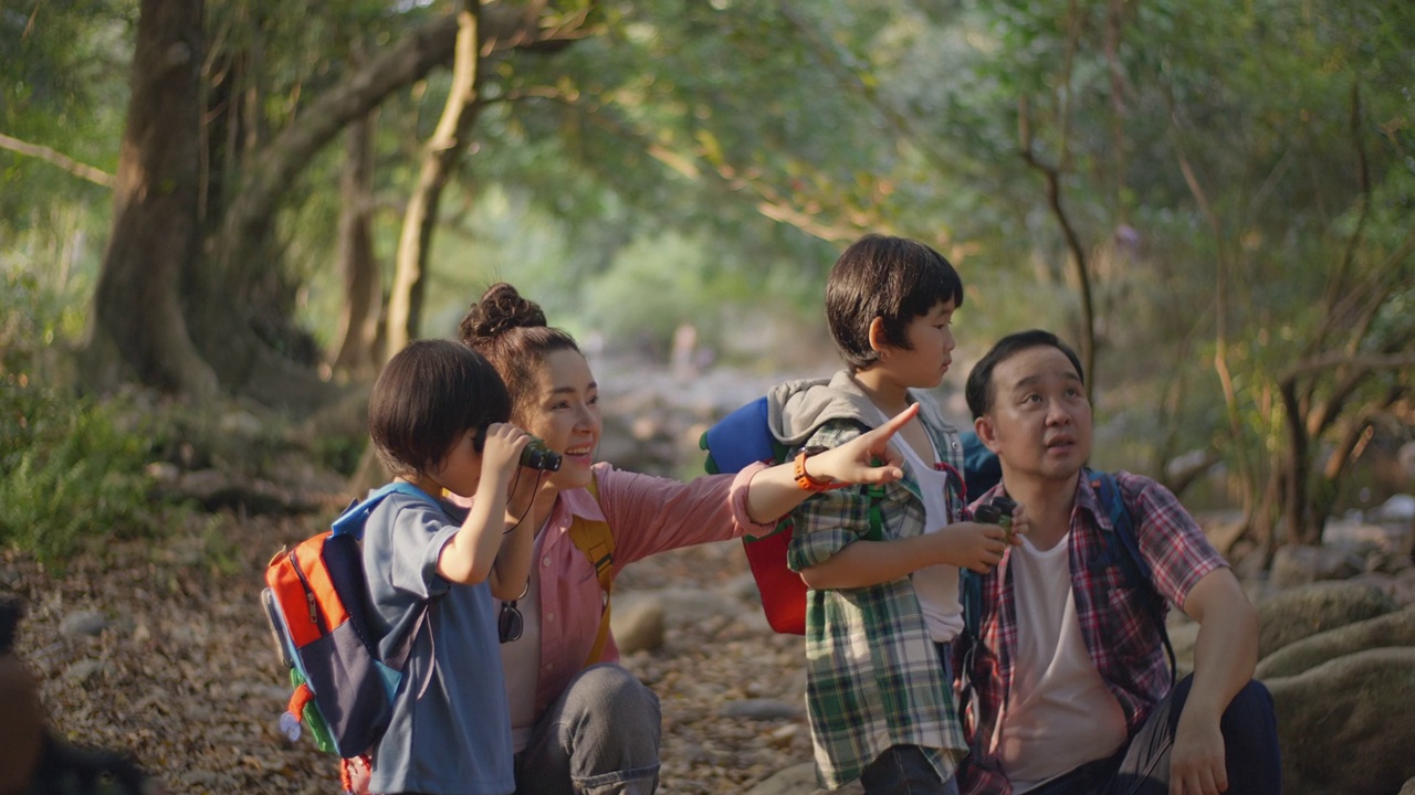 亚洲家庭在森林里徒步旅行，假期快乐时光