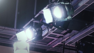安装在电视演播室天花板上的柔性照明。缩小，4K分辨率。视频素材模板下载