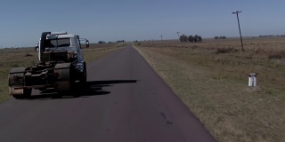 没有拖车的卡车在阿根廷的乡村公路上行驶。