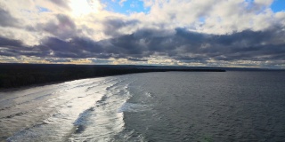巨浪拍打着苏必利尔湖的岸边。密歇根上半岛的无人机录像。