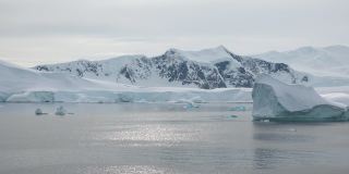 北极的冰山。这是全球变暖和气候变化导致的结果。