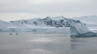 北极的冰山。这是全球变暖和气候变化导致的结果。视频素材模板下载